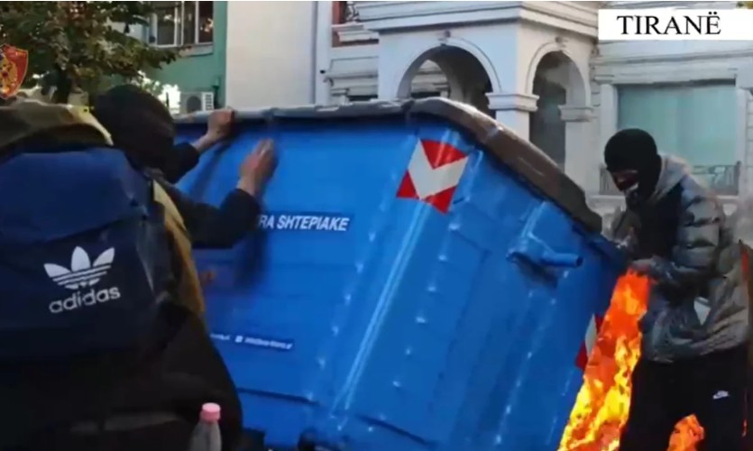 Protesta para Ministrisë së Arsimit  Dogjën kazanë dhe bllokuan qarkullimin  arrestohen dy persona në Tiranë