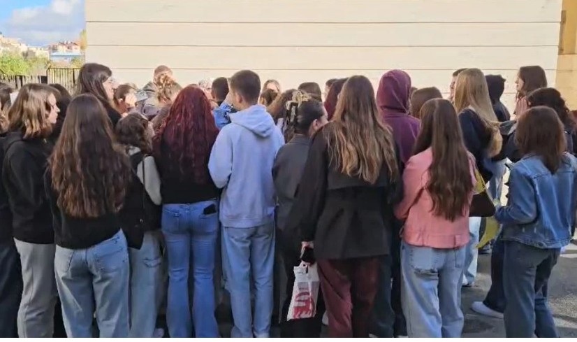 Studentët e Universitetit të Korçës bojkotojnë edhe sot mësimin, dalin në protestë