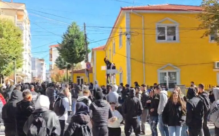Përshkallëzohet situata edhe në Korçë, protestuesit thyejnë xhamat e Drejtorisë Arsimore