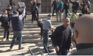 Shpërthen te kryeministria, protestuesit përmbysin “karriget e dialogut” të Ramës