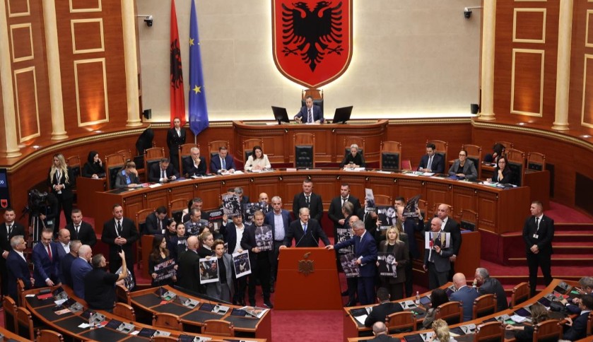 Tensione në Kuvend! Opozita godet tavolinat dhe ndez flakadanë, ndërpritet disa herë seanca
