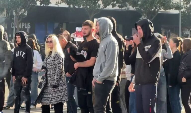 Disa gjimnazistë bojkotojnë mësimin në Lezhë, dalin në protestë në mes të qytetit