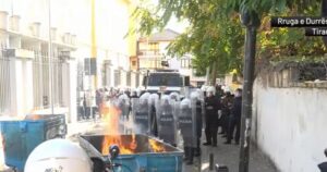 Protestuesit mblidhen te Ministria e Arsimit, thyhen pllakat e trotuarit