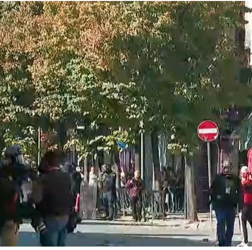 Tensionohet situata në Rrugën e Durrësit, policia hedh gaz lotsjellës drejt protestuesve (VIDEO)