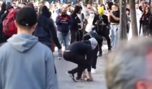 Protesta paqësore e paradites kalon në dhunë në mesditë