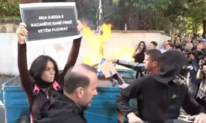 Protestuesit mblidhen te Ministria e Arsimit, thyhen pllakat e trotuarit