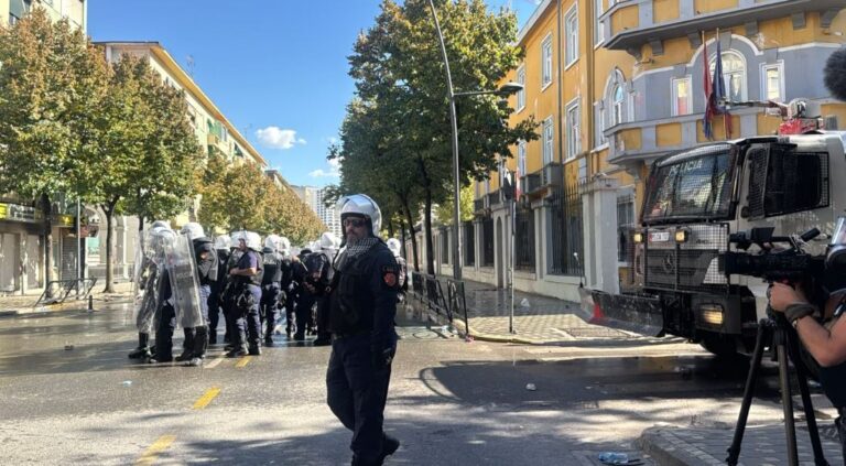 Nisin përplasjet te Ministria e Arsimit, policia largon protestuesit me gaz lotsjellës dhe ujë me presion (VIDEO)