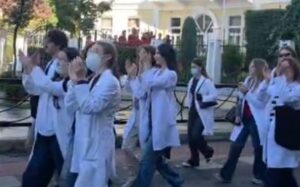 Mjekët në mbështetje të studentëve, marshojnë drejt Kryeministrisë