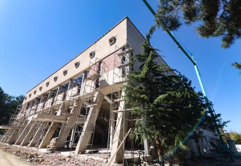 Rama publikon pamje nga kantieri i Pallatit të Sportit në Korçë: Hapësirë moderne edhe për aktivitete ndërkombëtare