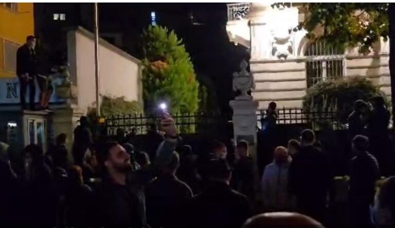 Ministria e Jashtme: Dënojmë aktet e vandalizmit, hoqën flamurin e Vatikanit!