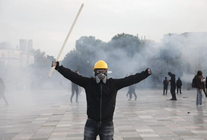 Foto nga protesta e djeshme, ku kishte dhunë e gaz