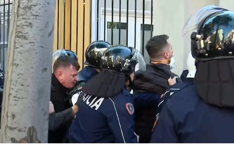 Përplasje mes policisë dhe protestuesve, hidhet ujë me presion. Disa të shoqëruar