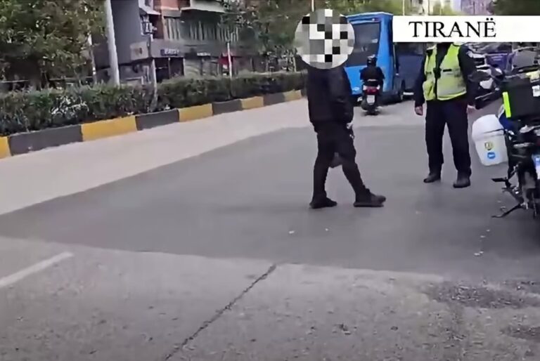Policia e Tiranës gjobit 78 këmbësorë, ja shkeljet që kanë kryer (Pamjet)
