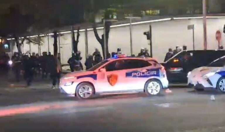 Përplasje e fortë mes policisë dhe protestuesve në zonën e ish-bllokut