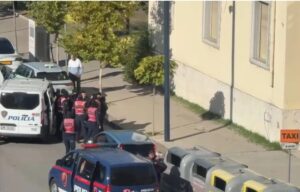Policia patrullon në rrugët e Tiranës, nisin shoqërimet e para të të rinjve