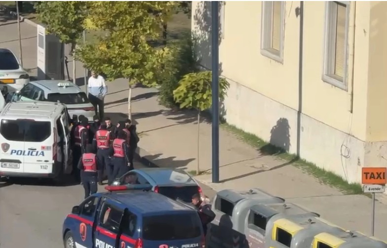 Policia patrullon në rrugët e Tiranës, nisin shoqërimet e para të të rinjve