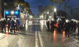 Pas qëndrimit te Ministria e Arsimit, protestuesit rikthehen para Kryeministrisë