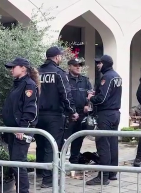 Policia me masa të rrepta, rrethohet i gjithë perimetri i Kuvendit. Një autobot uji vendoset pranë institucionit