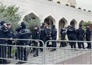 Policia heq gardhet metalike, studentët dhe pedagogët protestojnë para Kuvendit