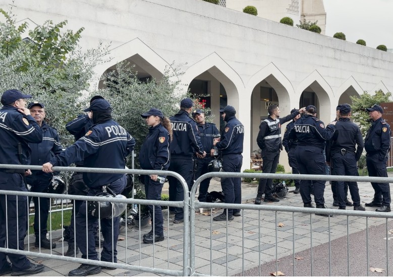 Policia heq gardhet metalike, studentët dhe pedagogët protestojnë para Kuvendit
