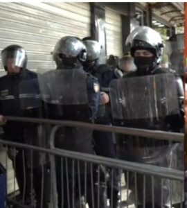 Përplasje edhe jashtë Kuvendit, protestuesit shtyjnë gardhin metalik të policisë