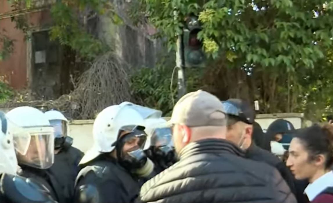  Mos na godisni  jemi fëmijët tuaj    përloten e tërhiqen policët para Ministrisë së Arsimit