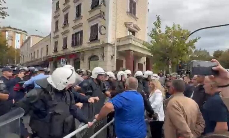 Sërish tensione në protestë, tubuesit përplasen me policinë, përdoret gaz lotsjellës