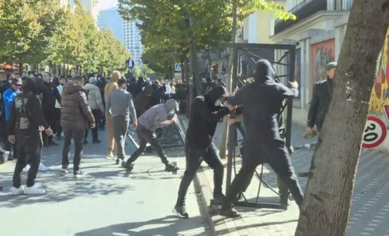 Protesta/ TË RINJTË NUK NDALEN, GURË DHE MOLOTOV DREJT MINISTRISË