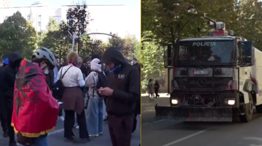 Forca të shumëta policie ndjekin protestuesit, hidhet ujë me presion