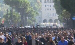 Pas qëndrimit te Kryeministria, studentët dhe pedagogët nisin marshimin drejt Ministrisë së Arsimit