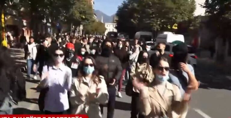 Nuk ndalen studentët! Dita e katërt e protestës, nis grumbullimi në sheshin “Skënderbej”