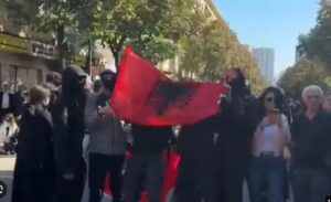 Protestuesit mblidhen para Ministrisë së Arsimit, efektivët e Policisë vendosen gardh
