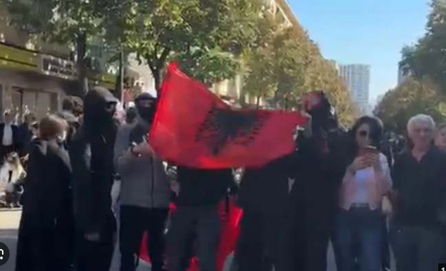 protestuesit-mblidhen-para-ministrise-se-arsimit-efektivet-e-policise-vendosen-gardh-video