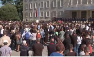 Mungojnë “maskat”, pedagodët e studentët vijojnë protestën para Kryeministrisë