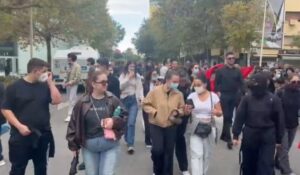 Pas qëndrimit te Kuvendi, protestuesit mblidhen para Kryeministrisë. Çfarë ndodhi me stolat e “dialogut” të Ramës