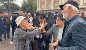 Një protestuese del pro dialogut me Ramën, debaton ashpër me tubuesit e tjerë