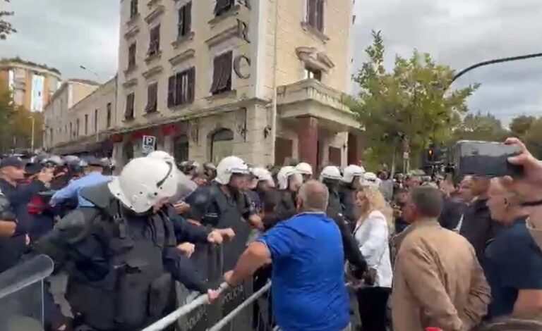 Tensione para Kuvendit, policia hedh spraj lotsjellës drejt protestuesve