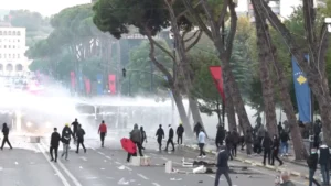 U arrestua gjatë protestave, Gjykata e Tiranës i hap dyert e qelisë protestuesit
