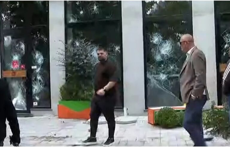 Përplasje në Rrugën e Durrësit, protestuesit thyejnë xhamat e dy bizneseve