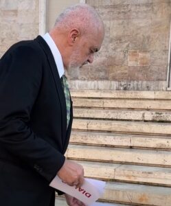 Kryeministri Rama zgjat “kulaçin” dhe ngre “kërbaçin”!