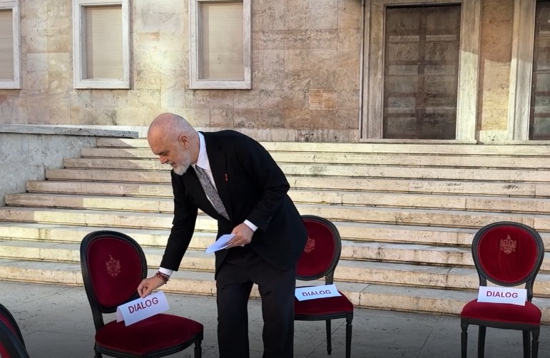 “Dialog”, Rama nxjerr karriget e veçanta te Kryeministria (FOTO – VIDEO)