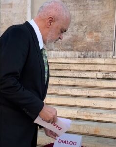 Kryeministri Rama zgjat “kulaçin” dhe ngre “kërbaçin”!