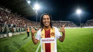 Ronaldinho rikthehet në fushë në moshën 46-vjeçare, Borriello paralajmëron: Në Serie C vrapojnë si kafshë!