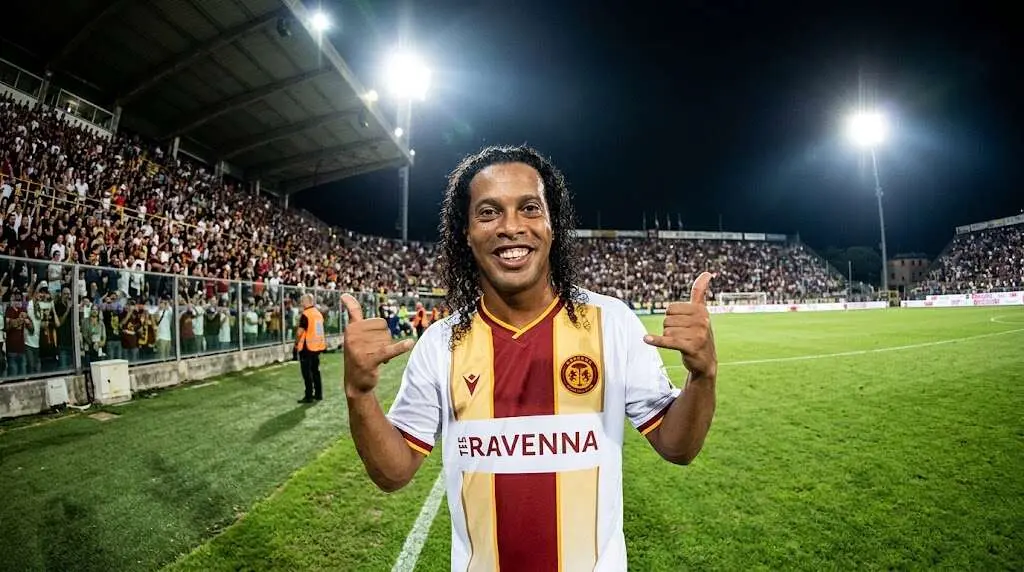 Ronaldinho rikthehet në fushë në moshën 46-vjeçare, Borriello paralajmëron: Në Serie C vrapojnë si kafshë!