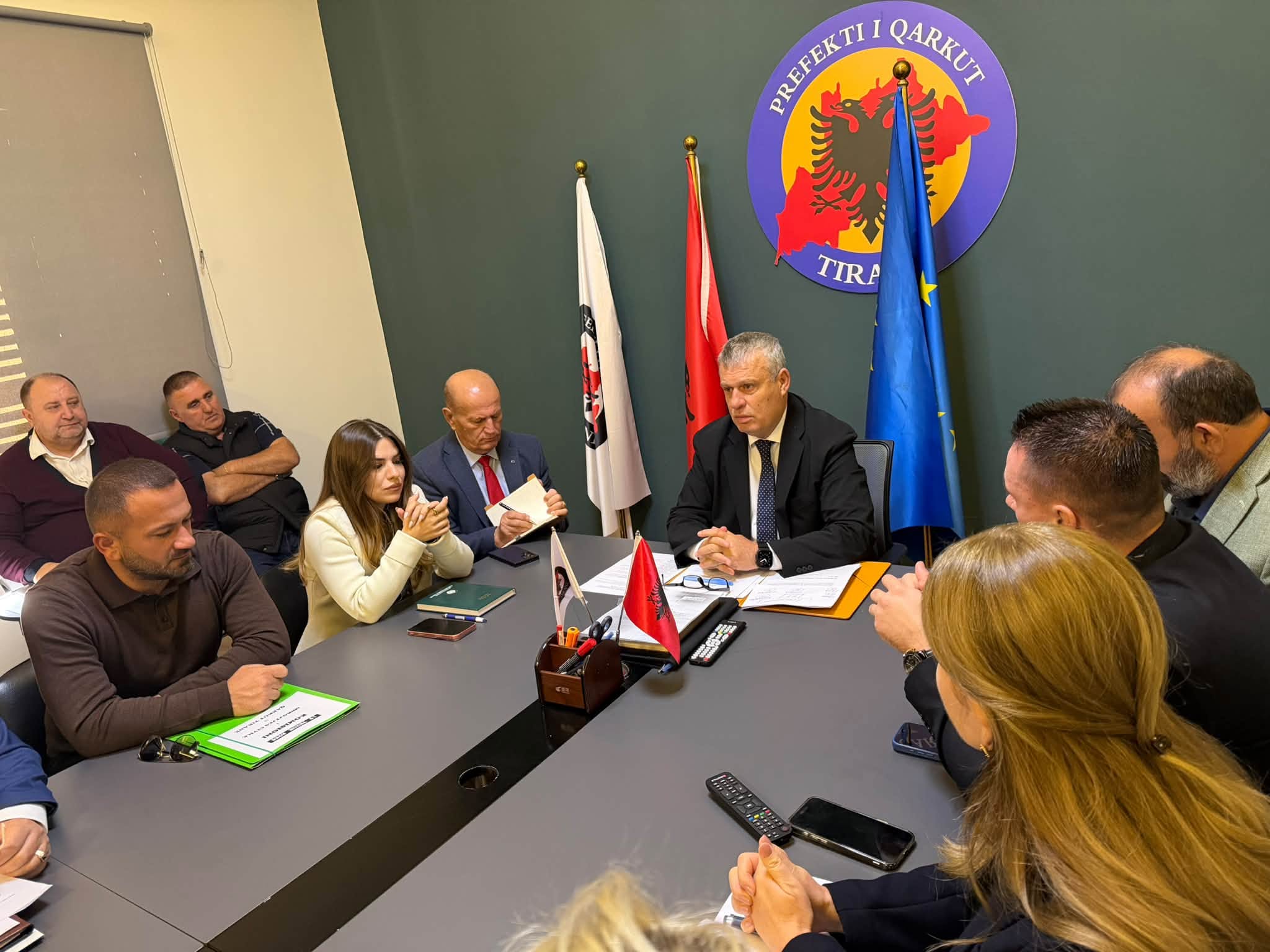 Tirana përgatitet për sezonin e reshjeve, Shkëlqim Hajdari mbledh Komisionin e Mbrojtjes Civile të Qarkut Tiranë