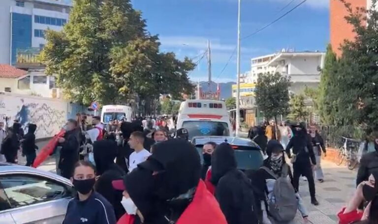 Tensionohet situata në Shkodër, protestuesit sulmojnë sërish zyrat e PS