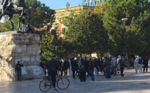 Dita e shtatë e revoltës, protestuesit nisin grumbullimin nga sheshi “Skënderbej”. Policia i shpërndan