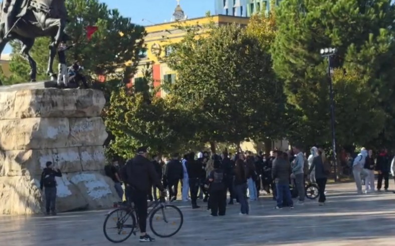 Dita e shtatë e revoltës, protestuesit nisin grumbullimin nga sheshi “Skënderbej”. Policia i shpërndan