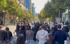 Dita e 15-të e protestës, studentët e Mjekësisë nisin marshimin drejt Ministrisë së Arsimit