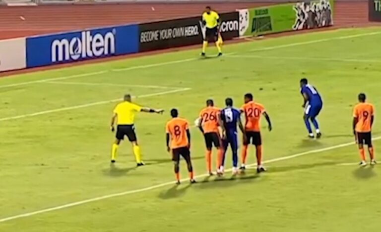 Penalltia më e çuditshme që mund të keni parë, sulmuesi e merr me “nge” … (VIDEO)